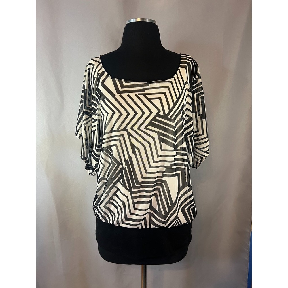 Maurices Black And White Geometric Print Short Sleeved Blouse Size Large